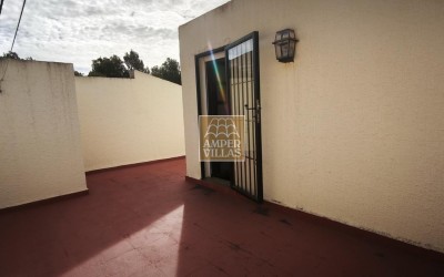 Spacious bungalow with a communal swimming pool and tennis court next to the golf club.